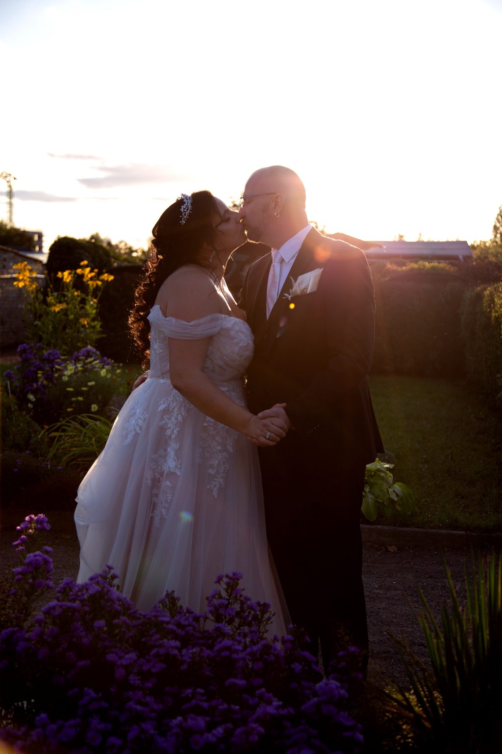 Hochzeitsfoto von Sarah Seiler Fotografie Ein Hochzeitspaar umarmt sich im Sonnenuntergang und Sarah Seiler Fotografie hält diesen Moment fest.