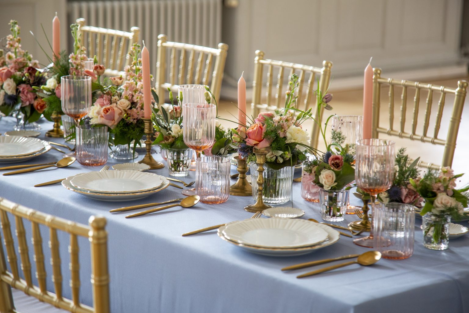 Hochzeitsfoto von Sarah Seiler Fotografie Eine Hochzeitstafel ist dekoriert und Sarah Seiler Fotografie fotografiert sie.