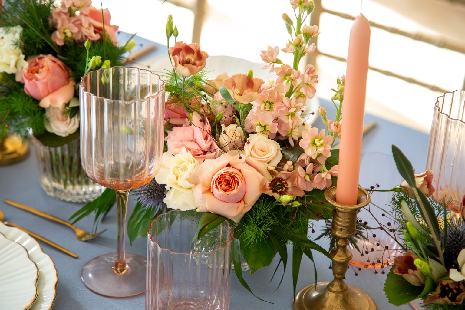 Dekoration Hochzeit Eine elegante Hochzeitstischdekoration wird von Sarah Seiler Fotografie fotografiert.