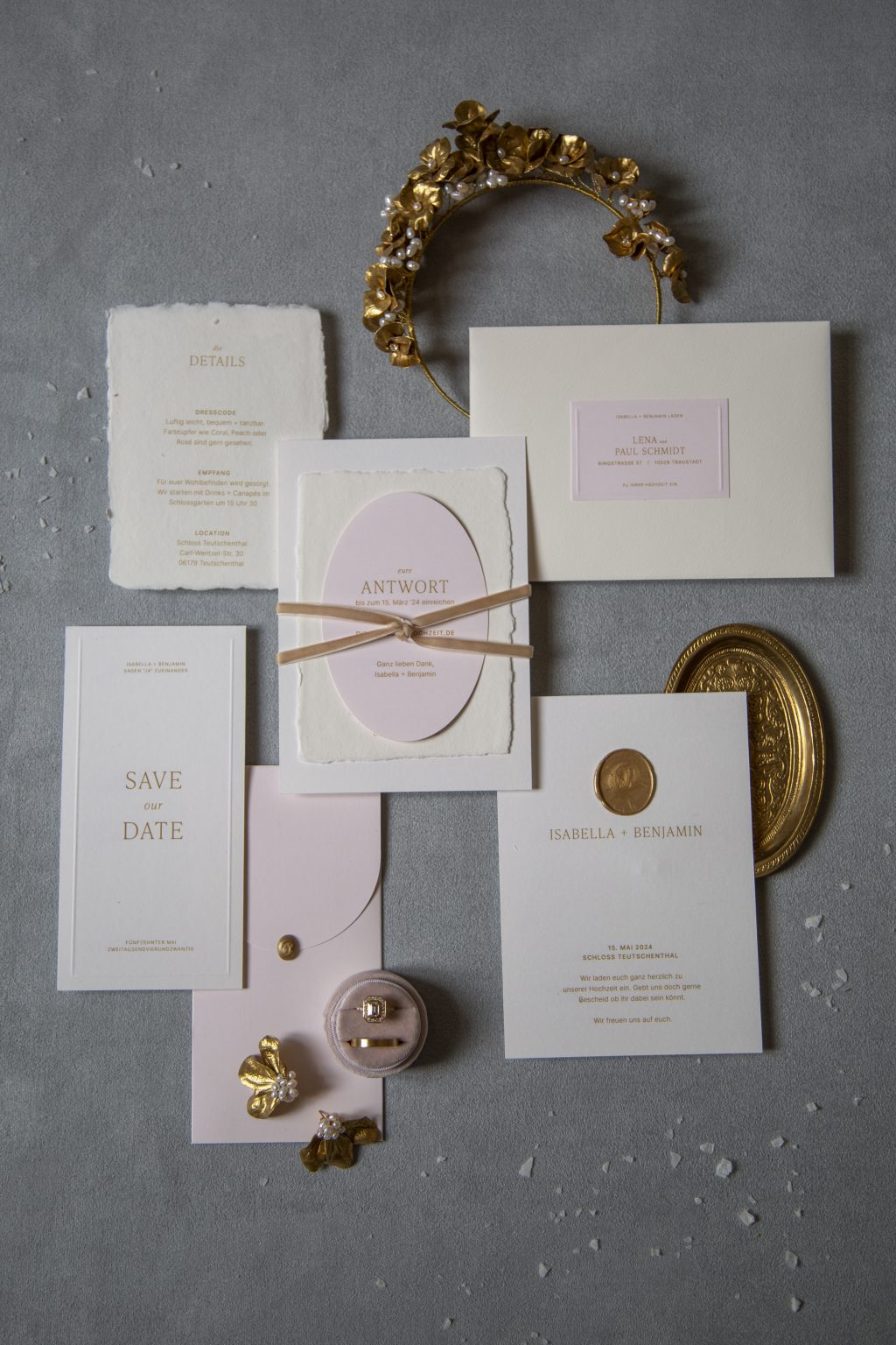 Hochzeitsfoto von Sarah Seiler Fotografie Hochzeitspapeterie liegt dekorativ mit Blumen und Schmuck und Sarah Seiler Fotografie fotografiert sie.