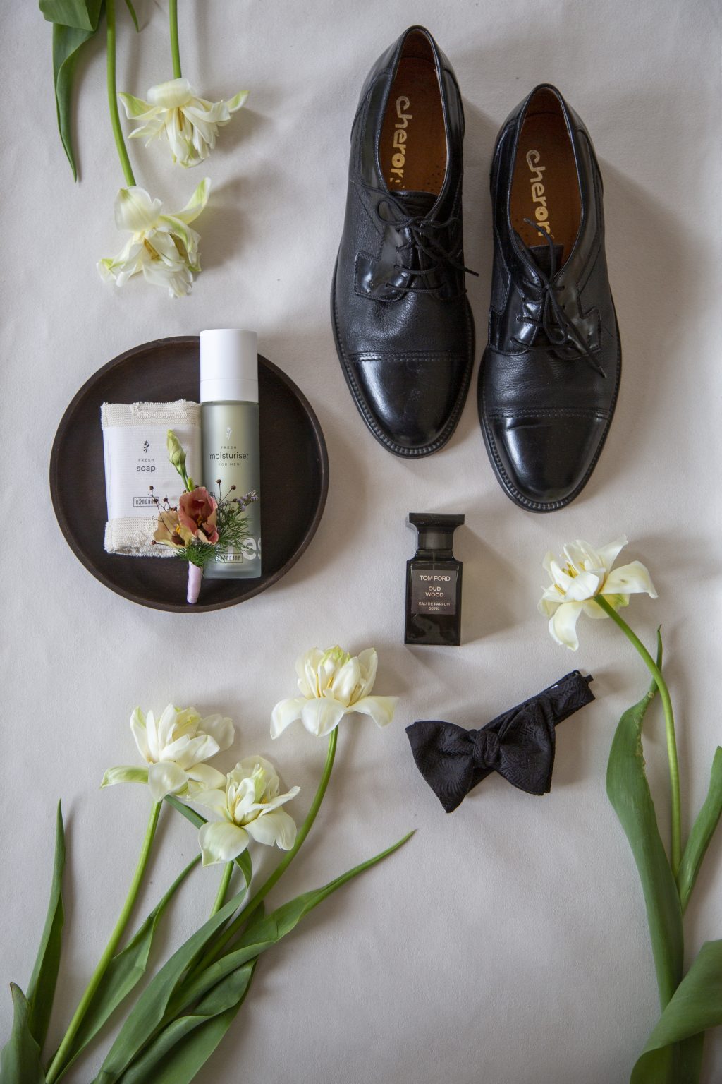 Hochzeitsfoto von Sarah Seiler Fotografie Hochzeitsaccessoires für den Bräutigam liegen dekorativ arrangiert und Sarah Seiler Fotografie fotografiert sie.