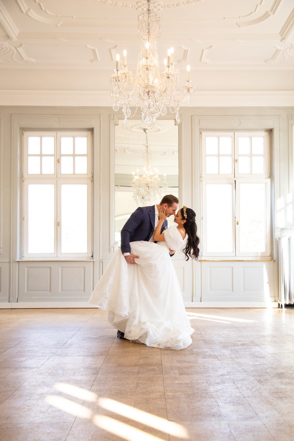 Hochzeitsfoto von Sarah Seiler Fotografie Ein Hochzeitspaar tanzt im Festsaal und Sarah Seiler Fotografie fotografiert sie.