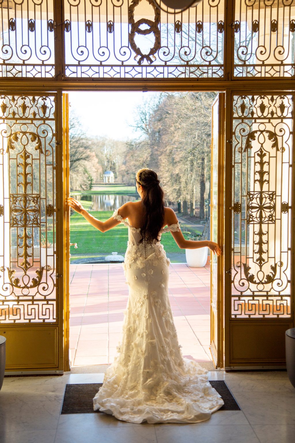 Hochzeitsfoto von Sarah Seiler Fotografie Eine Braut öffnet große Türen und Sarah Seiler Fotografie hält diesen Moment fest.