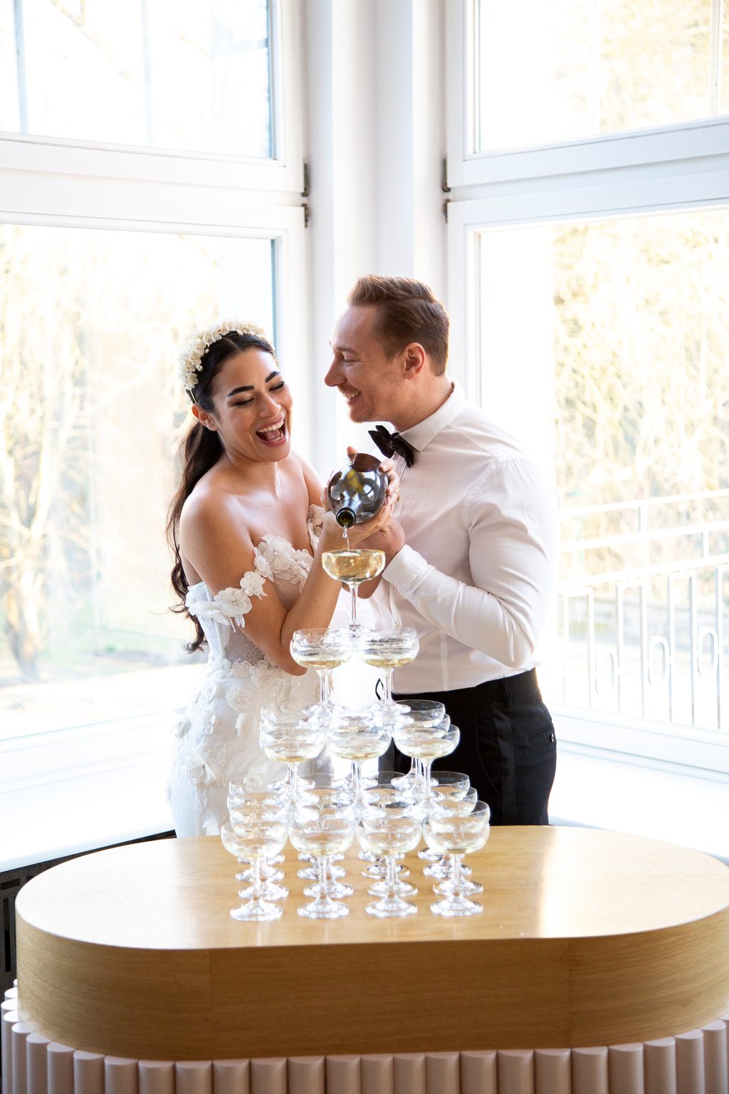 Hochzeitsfoto von Sarah Seiler Fotografie Ein Hochzeitspaar und Sarah Seiler Fotografie fotografiert sie.
