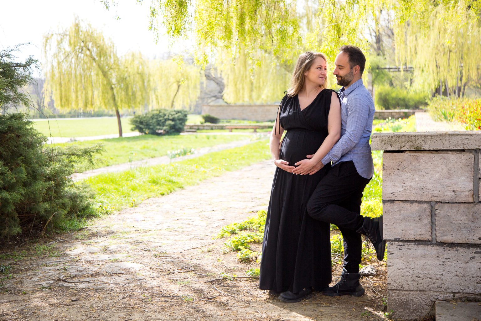 Paarshooting von Sarah Seiler Fotografie Ein Paar steht im Park und Sarah Seiler Fotografie hält diesen Moment fest.