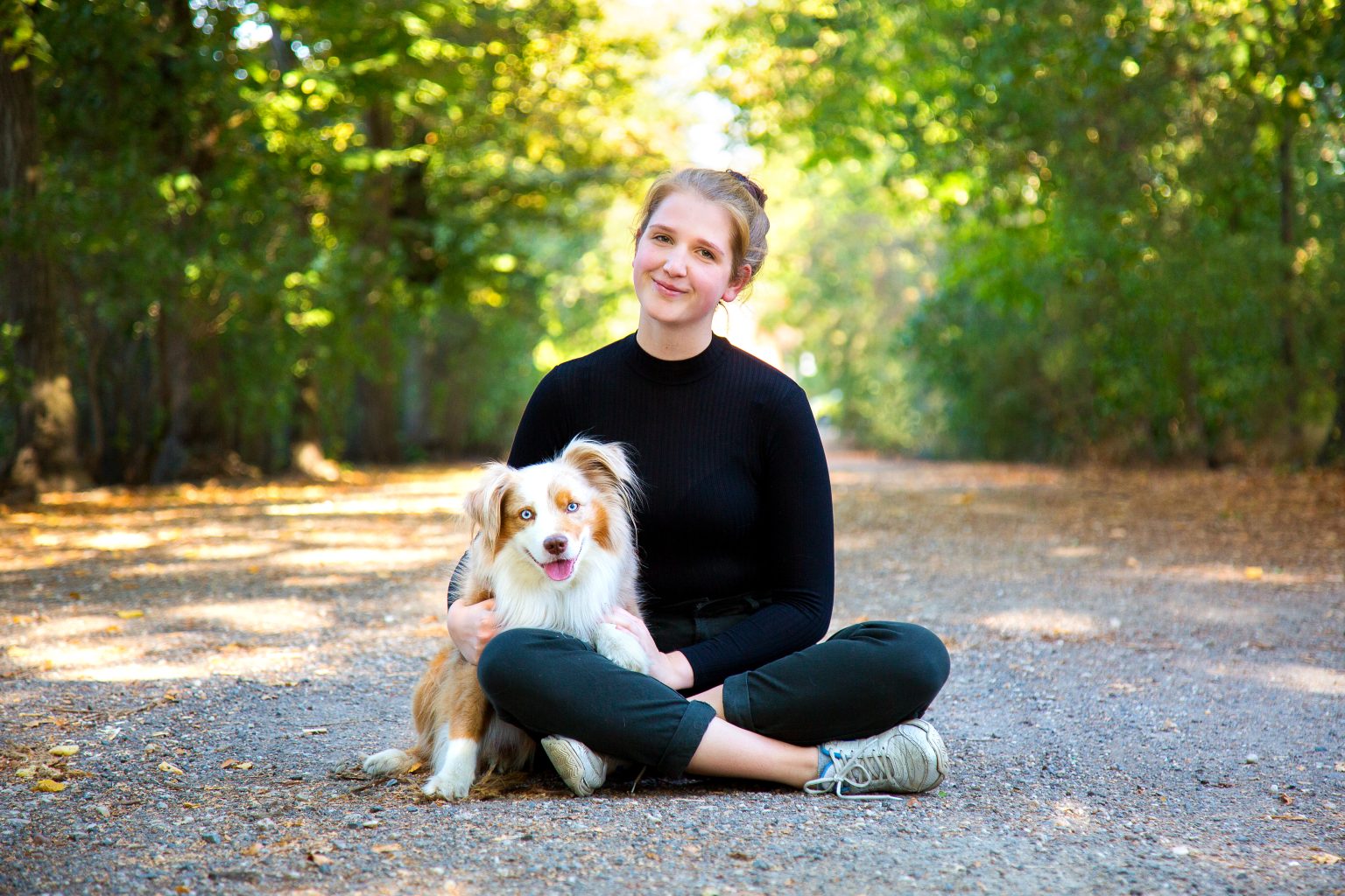 Mensch-und-Hund-Portrait – Sarah Seiler Fotografie Eine Frau sitzt draußen mit ihrem Hund und Sarah Seiler Fotografie hält den Moment fest.