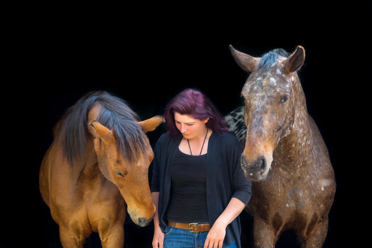 Pferdeshooting von Sarah Seiler Fotografie Eine Frau steht mit zwei Pferden und Sarah Seiler Fotografie hält den Moment fest.