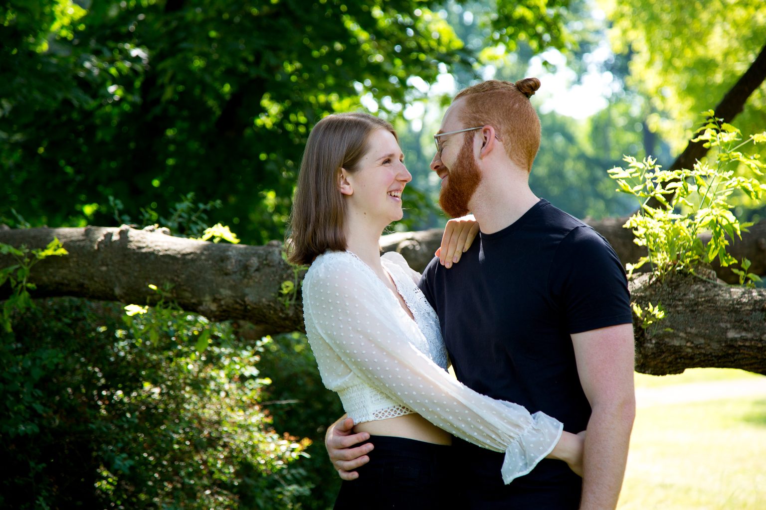 Natur – Sarah Seiler Fotografie Ein Paar sitzt auf einem Baum und Sarah Seiler Fotografie hält diesen Moment fest.