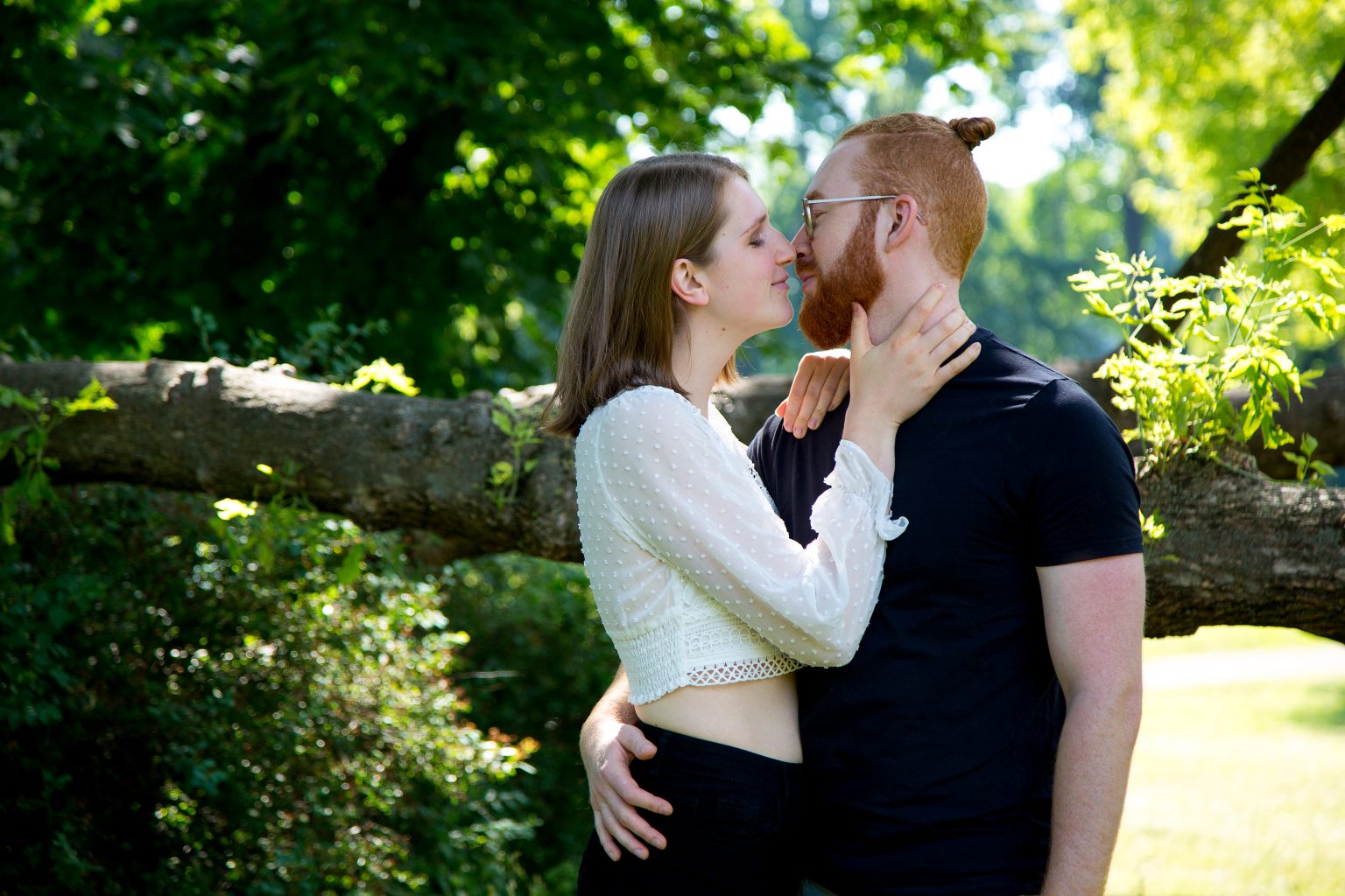 Paarshooting von Sarah Seiler Fotografie Ein Paar spielt im Mohnfeld und Sarah Seiler Fotografie hält den Moment fest.