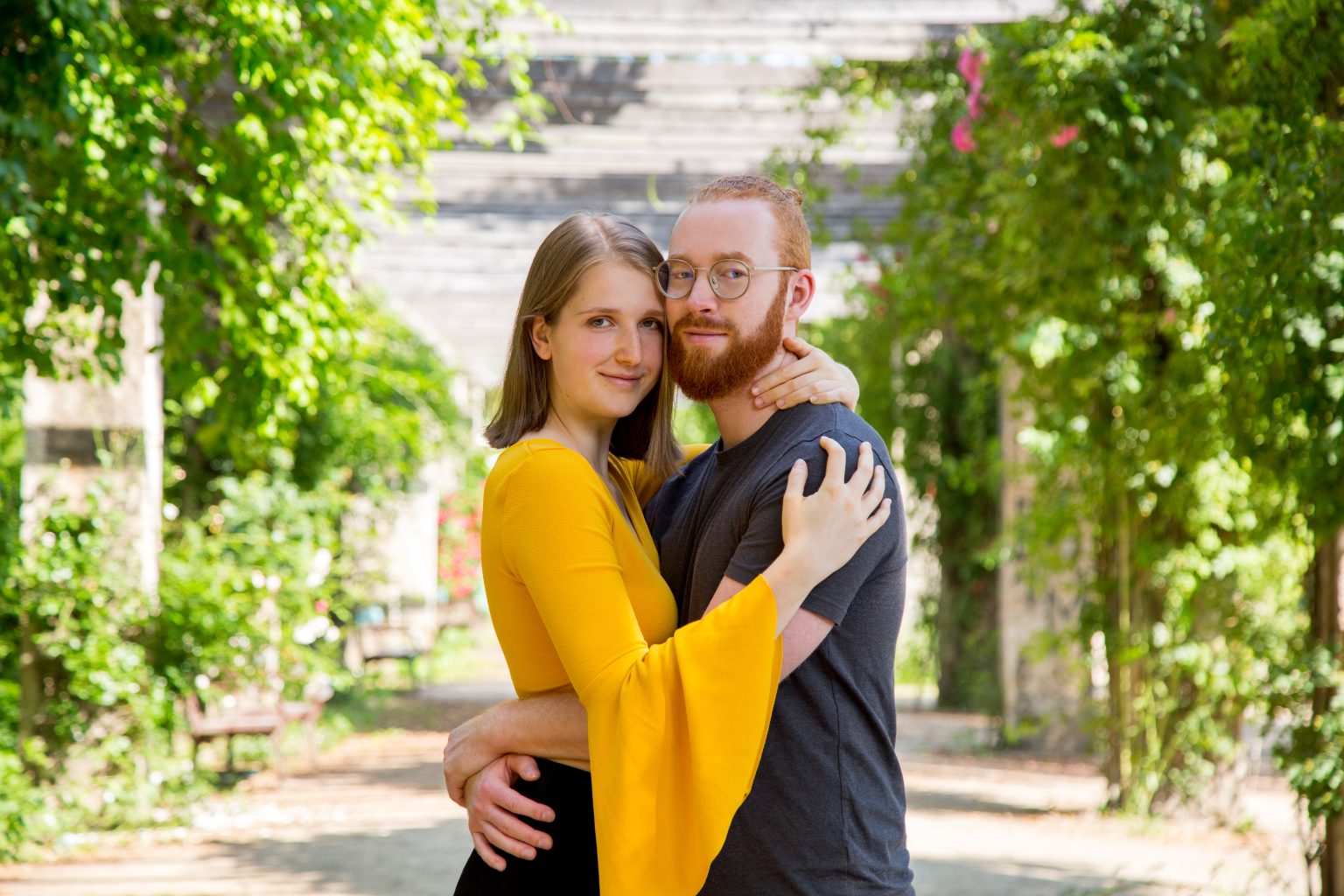 Paarshooting von Sarah Seiler Fotografie Ein Paar posiert im Freien und Sarah Seiler Fotografie fotografiert sie.