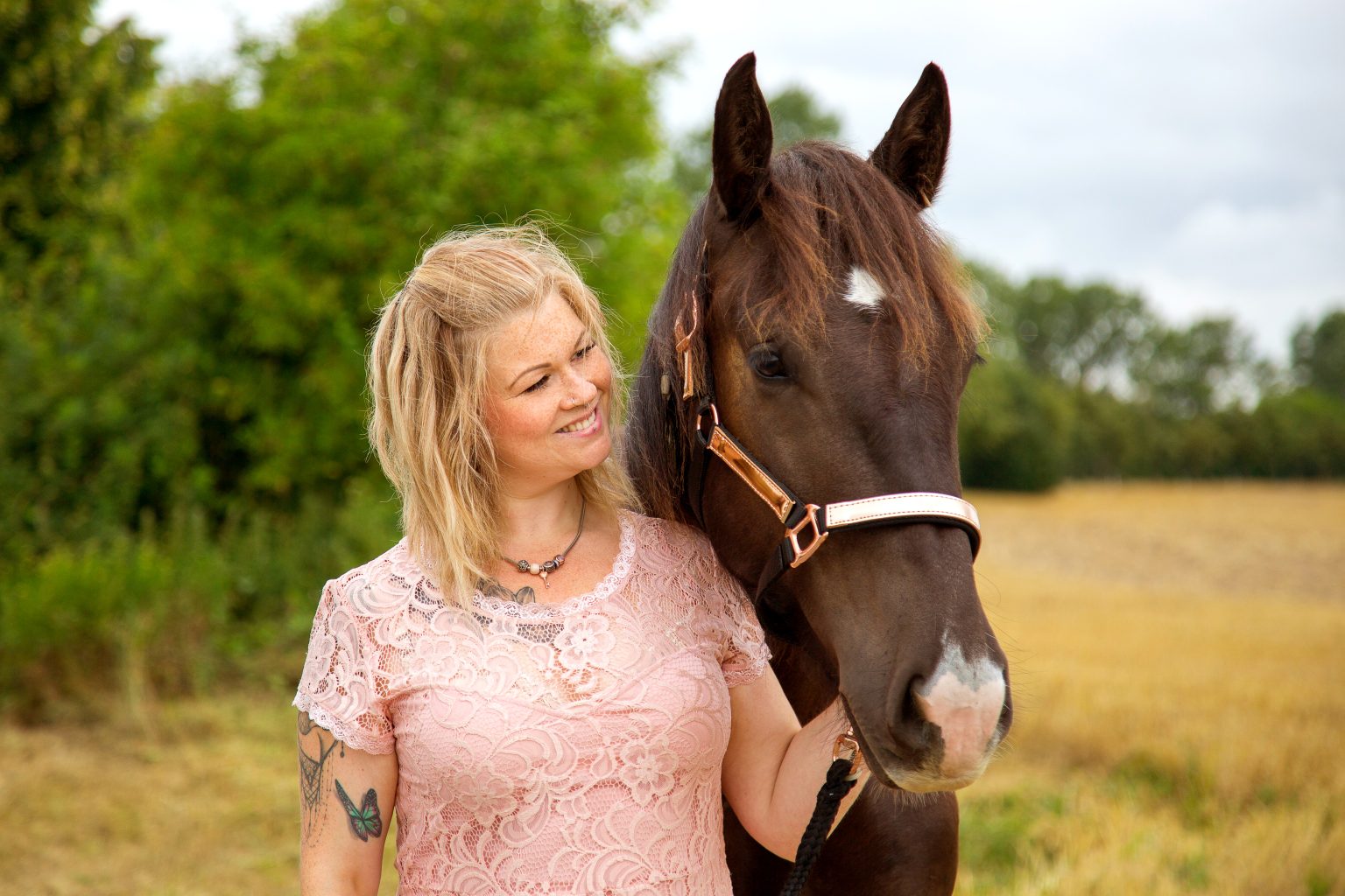 Tierfotografie von Sarah Seiler Fotografie Eine Frau steht neben ihrem Pferd und Sarah Seiler Fotografie hält den Moment fest.
