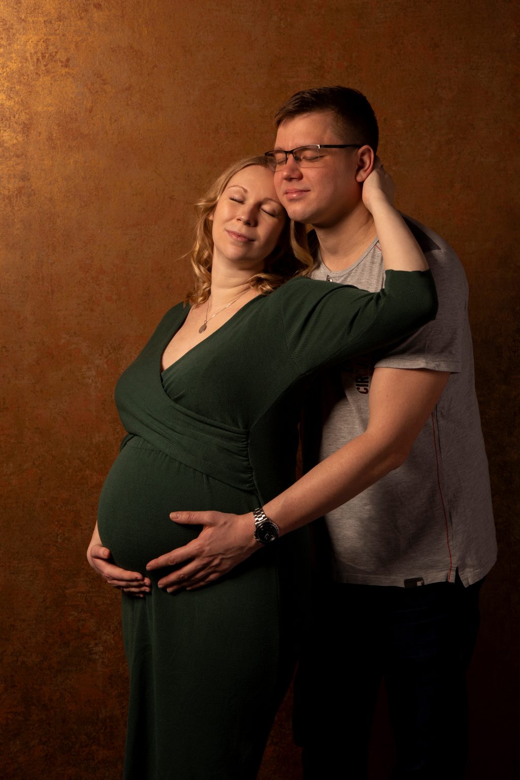 Paarshooting von Sarah Seiler Fotografie Ein werdendes Elternpaar steht eng zusammen und Sarah Seiler Fotografie fotografiert den Moment.