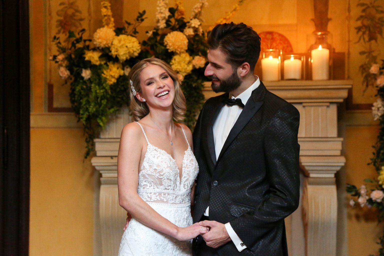 Hochzeitsfoto von Sarah Seiler Fotografie Ein Hochzeitspaar steht eng beieinander und Sarah Seiler Fotografie fotografiert sie.