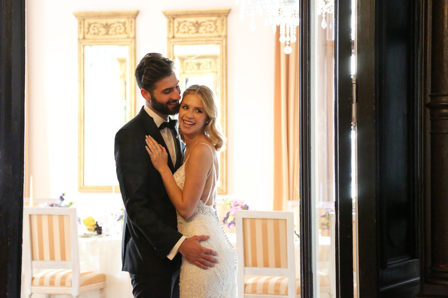 Hochzeitsshooting – Sarah Seiler Fotografie Ein Hochzeitspaar steht eng zusammen im Innenraum und Sarah Seiler Fotografie fotografiert sie.