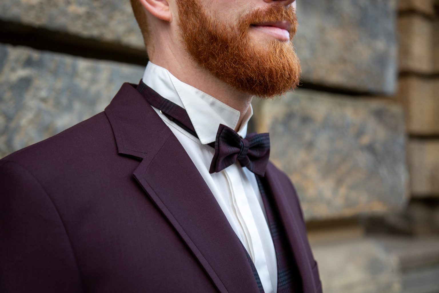 Hochzeitsfoto von Sarah Seiler Fotografie Ein Bräutigam trägt Fliege und Bart und Sarah Seiler Fotografie fotografiert dieses Detail.