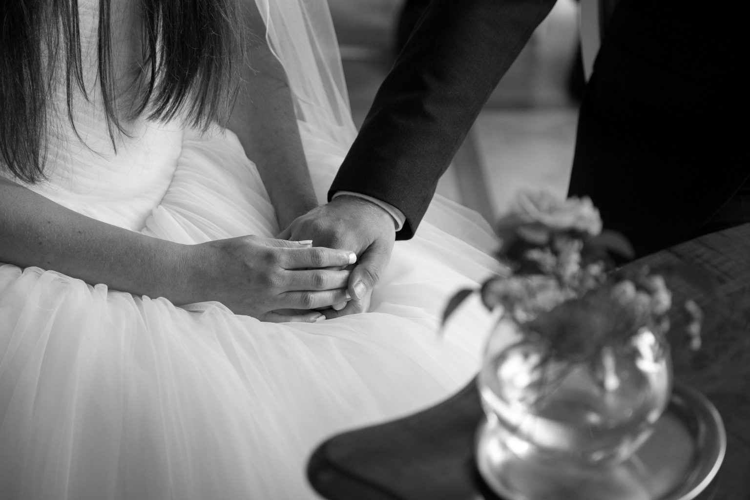 Hochzeitsfoto von Sarah Seiler Fotografie Ein Hochzeitspaar hält sich an den Händen und Sarah Seiler Fotografie fotografiert sie.