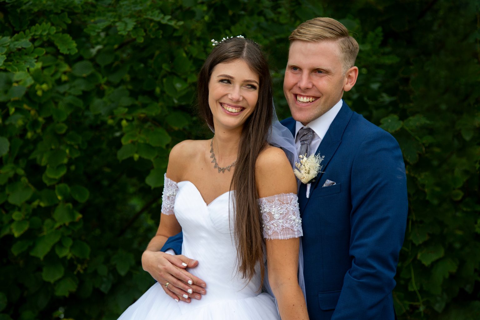 Hochzeitsfoto von Sarah Seiler Fotografie Ein Hochzeitspaar steht im Garten und Sarah Seiler Fotografie hält diesen Moment fest.