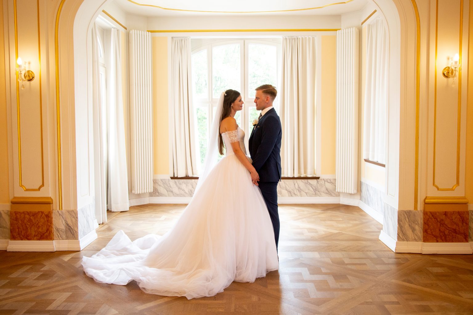 Hochzeitsfoto von Sarah Seiler Fotografie Ein Hochzeitspaar tanzt vor großen Fenstern und Sarah Seiler Fotografie hält diesen Moment fest.