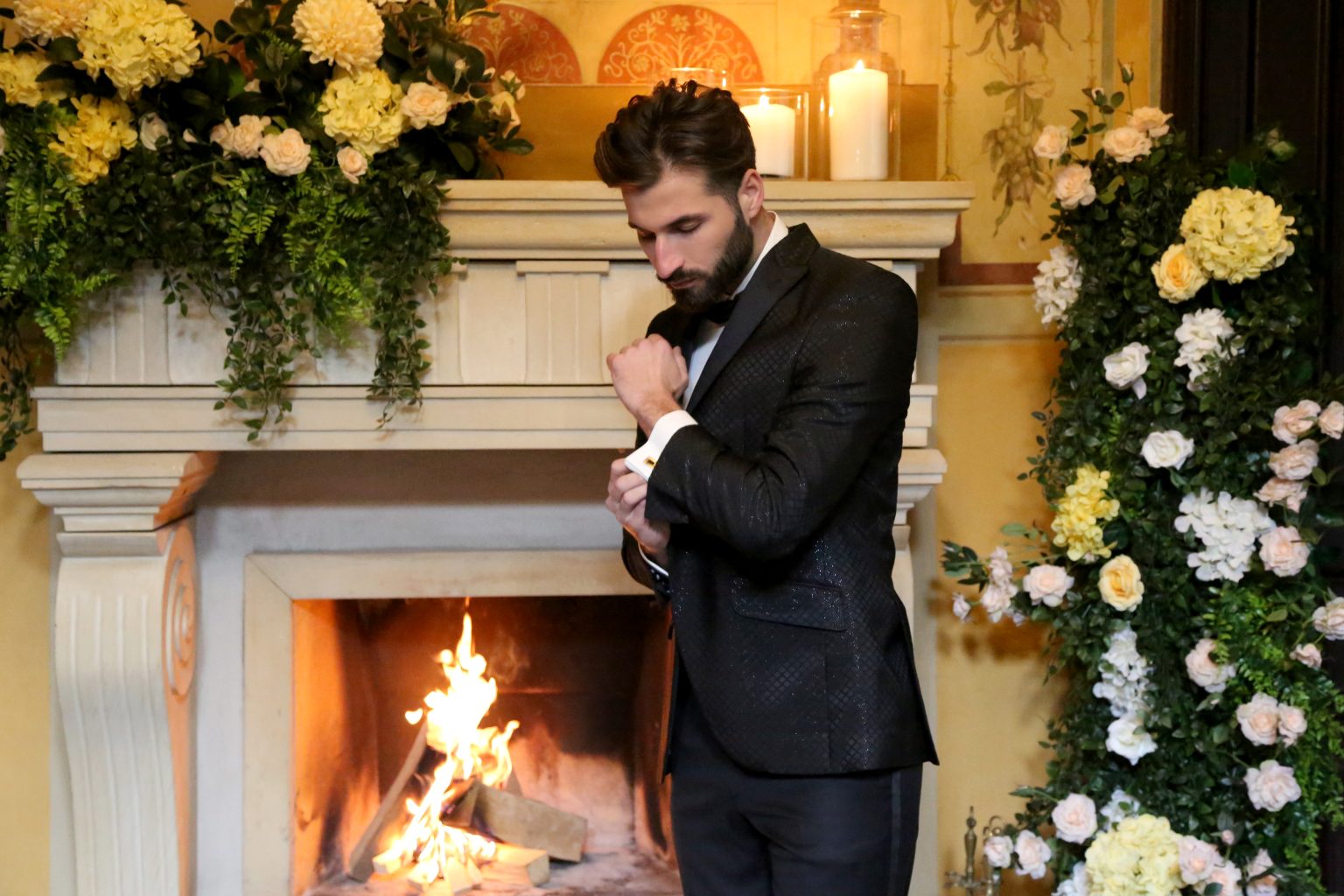 Portrait – Sarah Seiler Fotografie Ein Bräutigam steht vor einem Kamin und Sarah Seiler Fotografie fotografiert ihn.