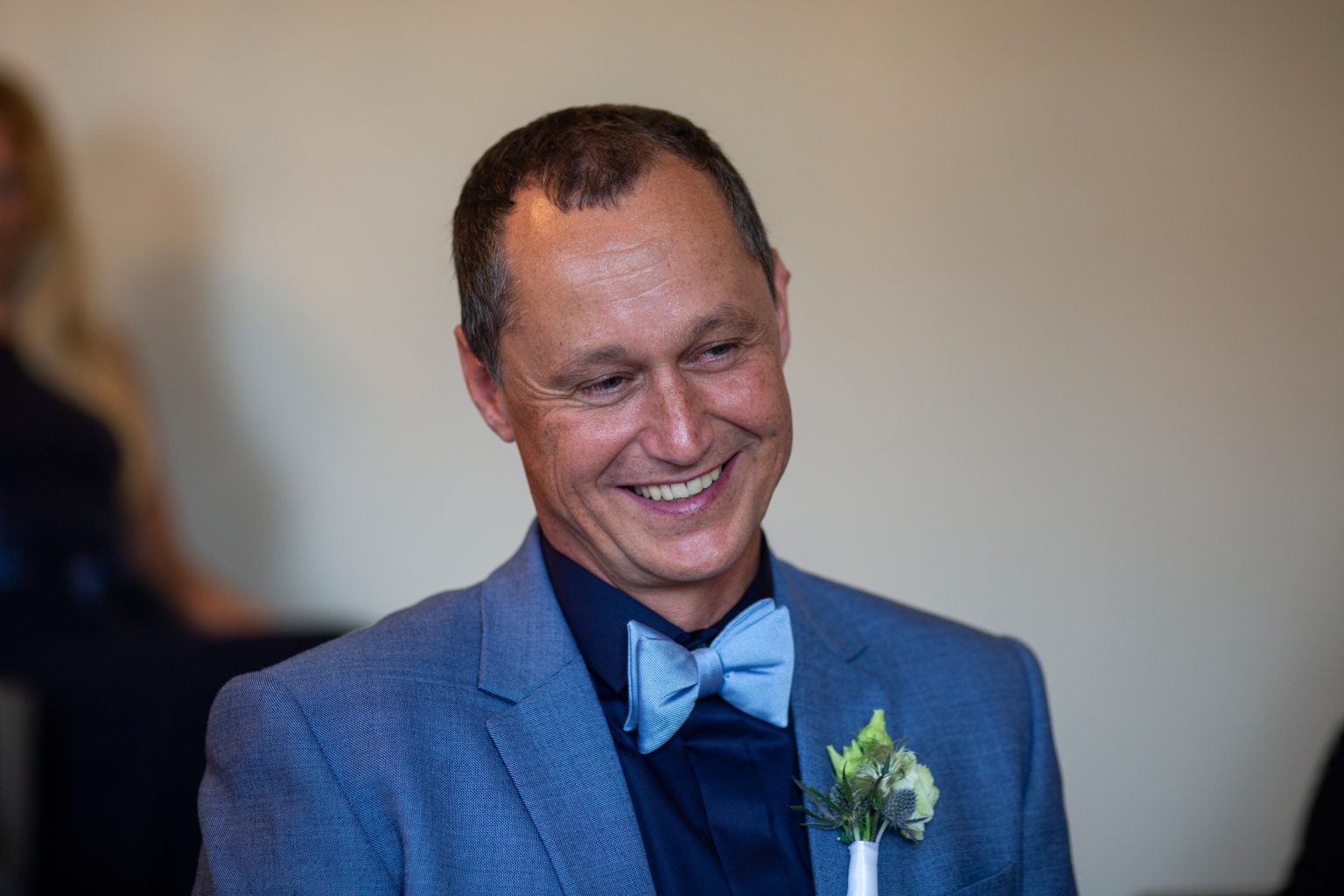 Hochzeitsfoto von Sarah Seiler Fotografie Ein Mann im Anzug lächelt und Sarah Seiler Fotografie hält diesen Moment fest.