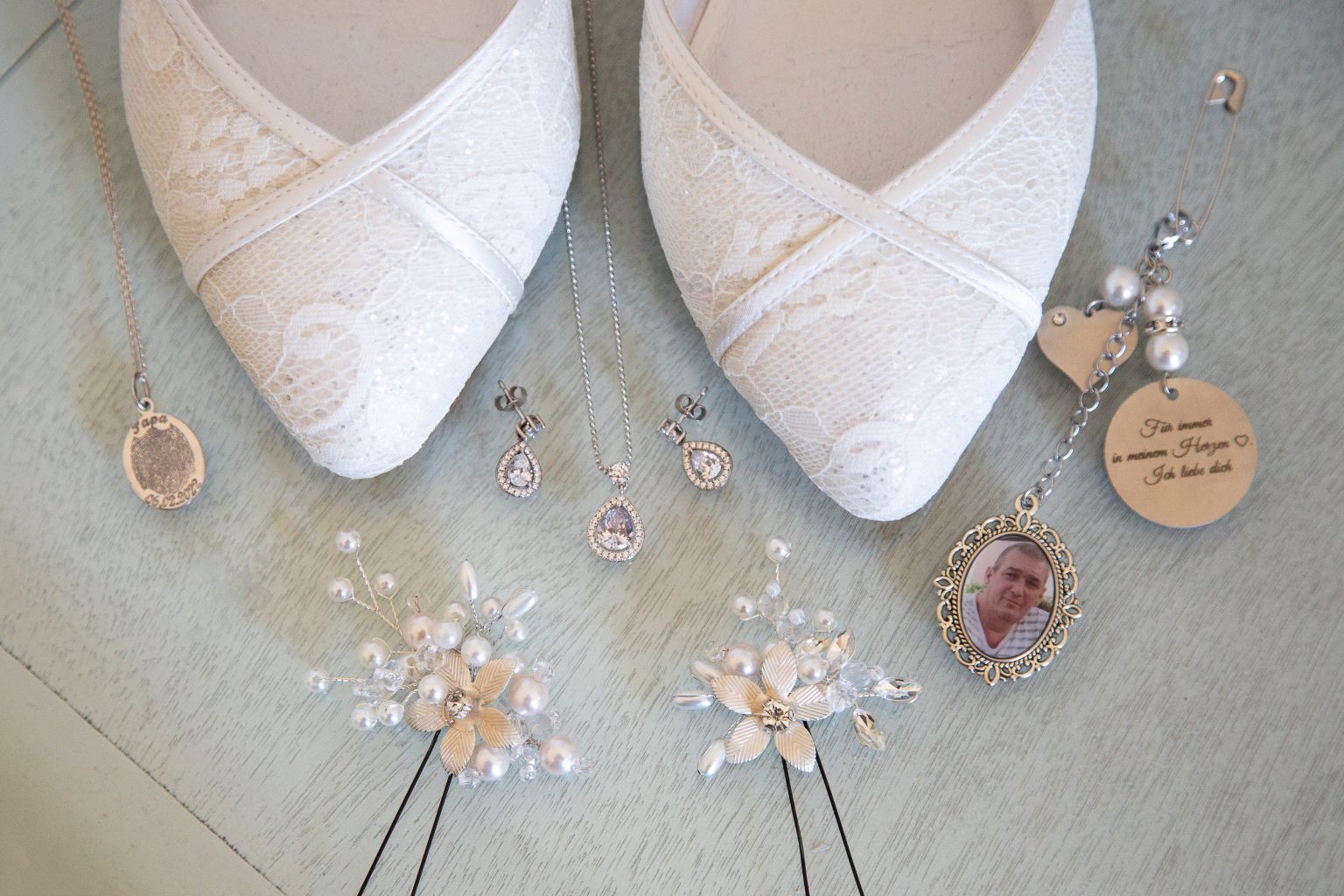 Hochzeitsfoto von Sarah Seiler Fotografie-016 Brautschuhe und Schmuck liegen dekorativ arrangiert und Sarah Seiler Fotografie fotografiert sie.