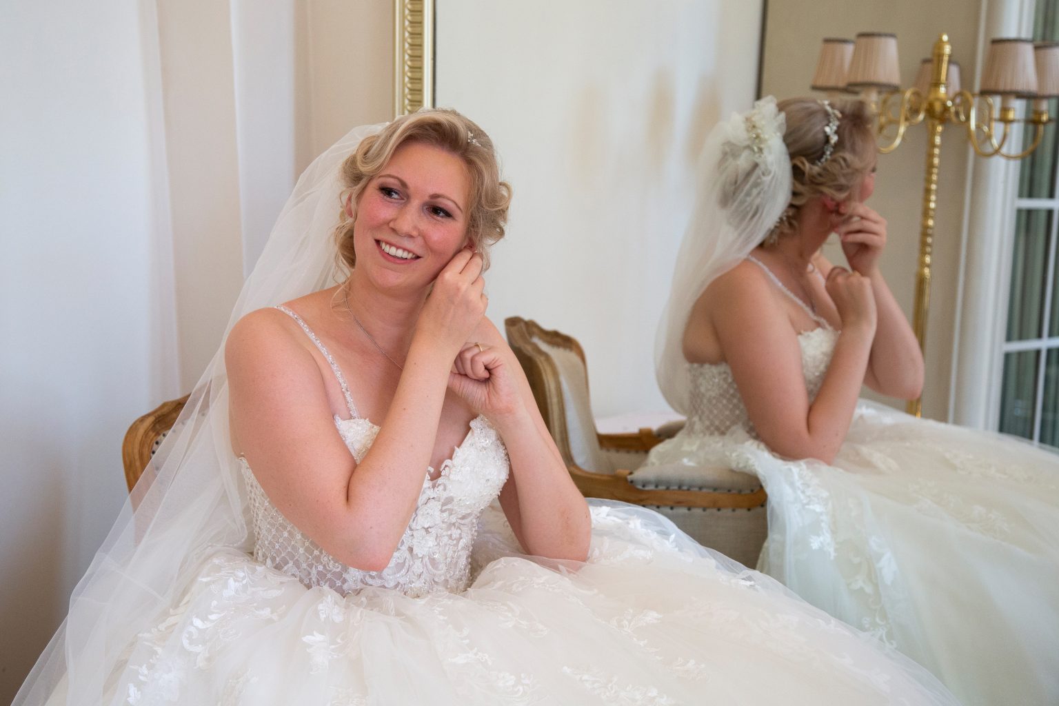 Hochzeitsfoto von Sarah Seiler Fotografie Eine Braut bereitet sich auf ihre Hochzeit vor und Sarah Seiler Fotografie hält diesen Moment fest.