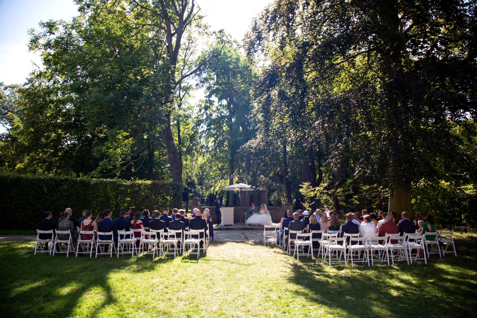 Outdoor Trauung – Sarah Seiler Fotografie Eine freie Trauung im Freien wird von Sarah Seiler Fotografie fotografiert.