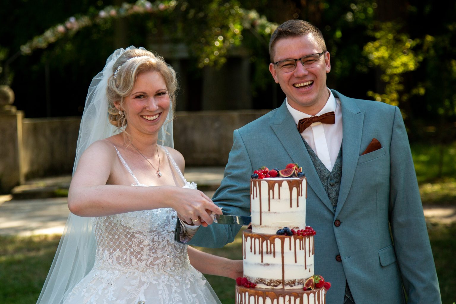 Hochzeitsfoto von Sarah Seiler Fotografie Ein Paar steht im Blumenfeld und Sarah Seiler Fotografie hält diesen Moment fest.