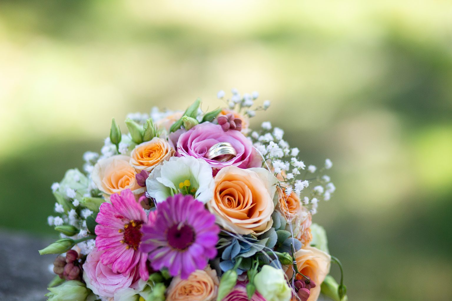 Hochzeitsfoto von Sarah Seiler Fotografie Ein bunter Brautstrauß wird von Sarah Seiler Fotografie fotografiert.