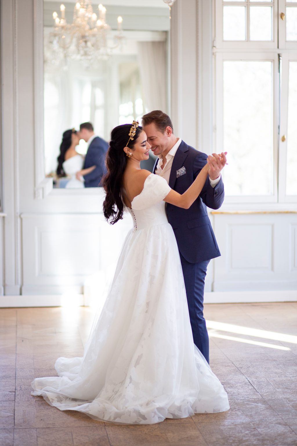 Hochzeitsfoto von Sarah Seiler Fotografie Ein Hochzeitspaar tanzt im Saal und Sarah Seiler Fotografie fotografiert ihren ersten Tanz.