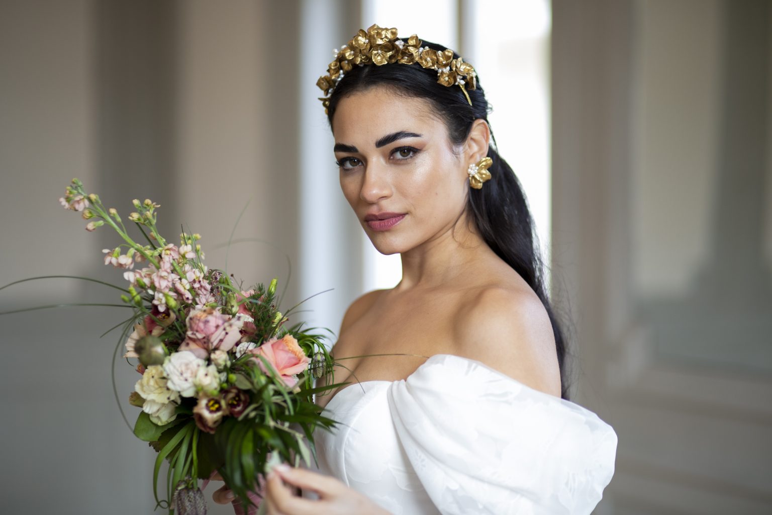 Hochzeitsfoto von Sarah Seiler Fotografie Eine Braut hält ihren Blumenstrauß und Sarah Seiler Fotografie fotografiert sie.