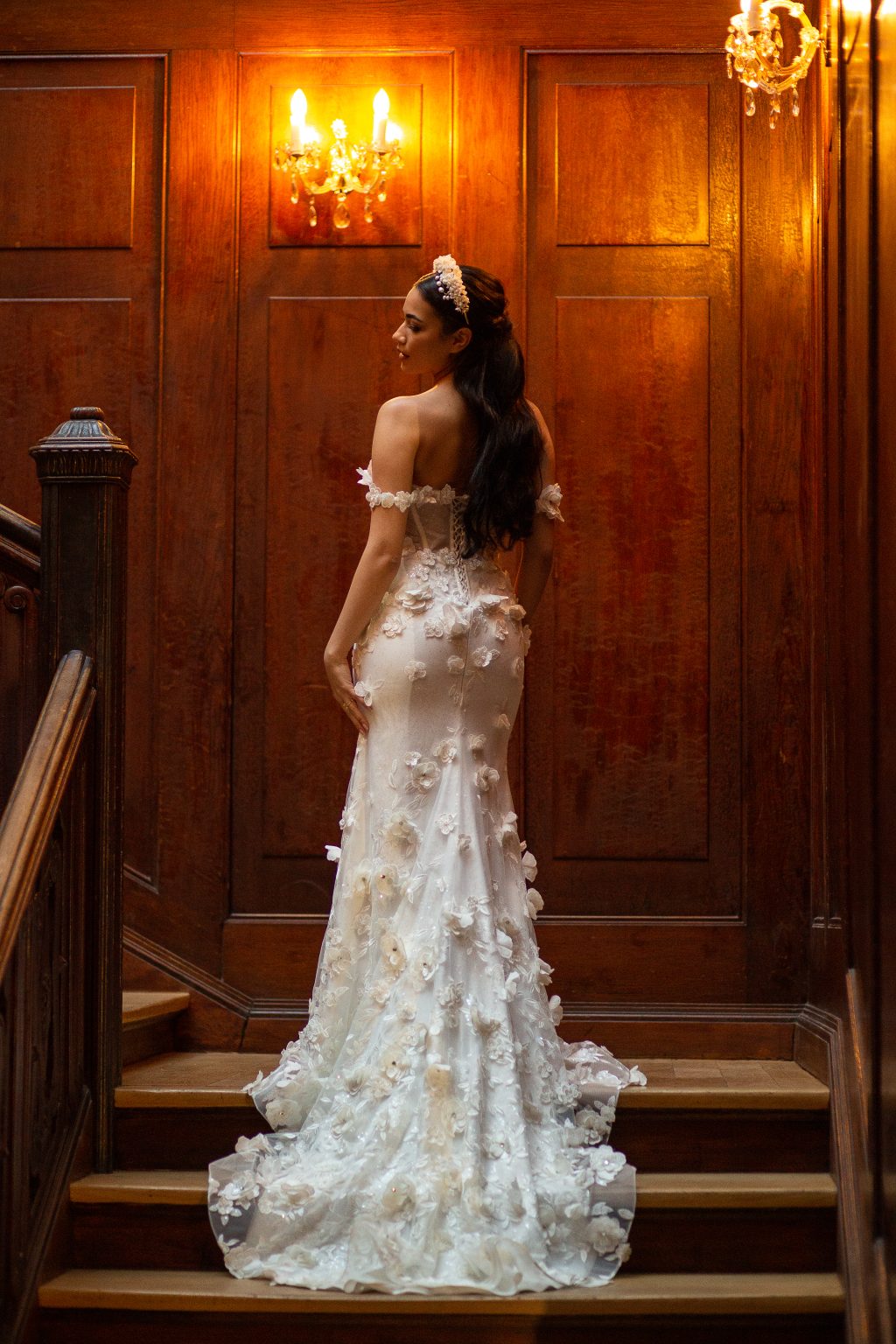 Hochzeitsfoto von Sarah Seiler Fotografie Eine Braut steht auf einer Holztreppe und Sarah Seiler Fotografie fotografiert sie.