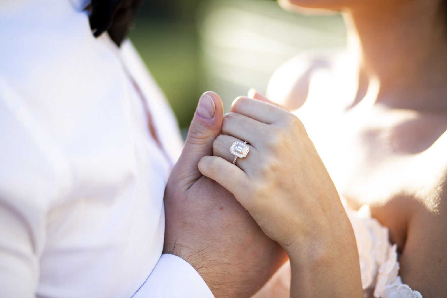 Hochzeitsfoto von Sarah Seiler Fotografie Ein Paar hält sich an den Händen und der Verlobungsring wird von Sarah Seiler Fotografie fotografiert.